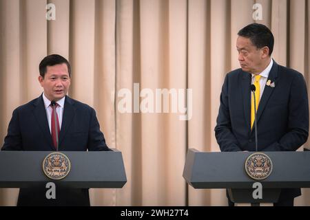 Bangkok, Bangkok, Thailandia. 7 febbraio 2024. 7 febbraio 2024, Bangkok, il primo ministro cambogiano Hun Manet (L) e il primo ministro thailandese Srettha Thavisin (R) parlano ai media durante una conferenza stampa presso il Palazzo del governo. Il primo ministro cambogiano Hun Manet è in visita ufficiale in Thailandia per rafforzare i legami tra le due nazioni. (Immagine di credito: © Wissarut Weerasopon/ZUMA Press Wire) SOLO PER USO EDITORIALE! Non per USO commerciale! Foto Stock