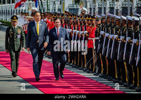 Bangkok, Bangkok, Thailandia. 7 febbraio 2024. 7 febbraio 2024, Bangkok, Thailandia, il primo ministro thailandese Srettha Thavisin (L) e il primo ministro cambogiano Hun Manet (R) esaminano una guardia d'onore durante una cerimonia di benvenuto presso la sede del governo di Bangkok. Hun Manet è in visita ufficiale in Thailandia per rafforzare le relazioni tra i due paesi. (Immagine di credito: © Wissarut Weerasopon/ZUMA Press Wire) SOLO PER USO EDITORIALE! Non per USO commerciale! Foto Stock