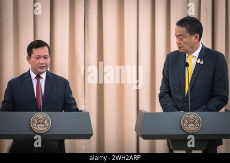 Bangkok, Bangkok, Thailandia. 7 febbraio 2024. 7 febbraio 2024, Bangkok, il primo ministro cambogiano Hun Manet (L) e il primo ministro thailandese Srettha Thavisin (R) parlano ai media durante una conferenza stampa presso il Palazzo del governo. Il primo ministro cambogiano Hun Manet è in visita ufficiale in Thailandia per rafforzare i legami tra le due nazioni. (Immagine di credito: © Wissarut Weerasopon/ZUMA Press Wire) SOLO PER USO EDITORIALE! Non per USO commerciale! Foto Stock