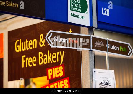 Cotti a piacere, panetteria Gluten Free stand presso la fiera "Source" di cibo, bevande, catering e ospitalità che si tiene a Westpoint Exeter Regno Unito il 7 febbraio 2024 Foto Stock