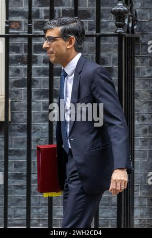 Londra, Regno Unito. 7 febbraio 2024. Il primo Ministro Rishi Sunak lascia Downing Street al numero 10 per il Parlamento per rispondere alle domande del primo Ministro a Londra. Credito: SOPA Images Limited/Alamy Live News Foto Stock