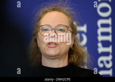 Dresda, Germania. 7 febbraio 2024. Frauke Roth, direttore dell'Orchestra Filarmonica di Dresda, parla ad un evento stampa sull'installazione artistica "Nowhere is Home" nel foyer d'ingresso del Kulturpalast. Crediti: Robert Michael/dpa/Alamy Live News Foto Stock