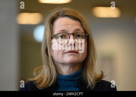 Dresda, Germania. 7 febbraio 2024. Annekatrin Klepsch (Die Linke), sindaco della cultura di Dresda, parla ad un evento stampa sull'installazione artistica "Nowhere is Home" nel foyer d'ingresso del Kulturpalast. Crediti: Robert Michael/dpa/Alamy Live News Foto Stock