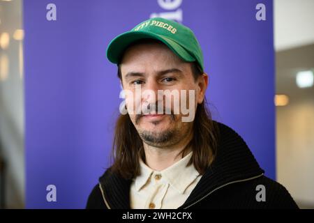 Dresda, Germania. 7 febbraio 2024. L'artista siriano-tedesco Manaf Halbouni si trova nel foyer d'ingresso del Kulturpalast durante un evento stampa per l'installazione d'arte "Nowhere is Home". Crediti: Robert Michael/dpa/Alamy Live News Foto Stock