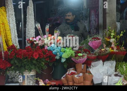 Silguri, Bengala Occidentale, INDIA. 7 febbraio 2024. Un venditore di fiori organizza le rose per la vendita ai clienti al mercato dei fiori di Siliguri il 7 febbraio 2024. Le rose sono molto richieste poiché i sette giorni di festività della settimana di San Valentino iniziano dal 7 febbraio con il Rose Day. (Credit Image: © Diptendu Dutta/ZUMA Press Wire) SOLO PER USO EDITORIALE! Non per USO commerciale! Foto Stock