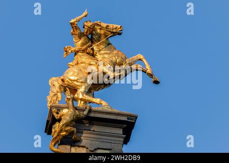 La Statua di San Giorgio e il Drago sul tetto di un edificio ad Anversa, Belgio Foto Stock