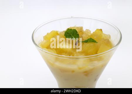 Un dessert di mele e ananas in un bicchiere. Foto Stock