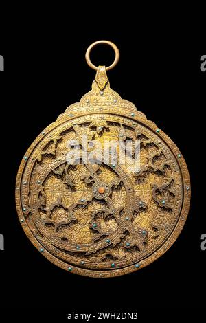 Bellissimo astrolabio antico, antico strumento astronomico isolato su sfondo nero Foto Stock