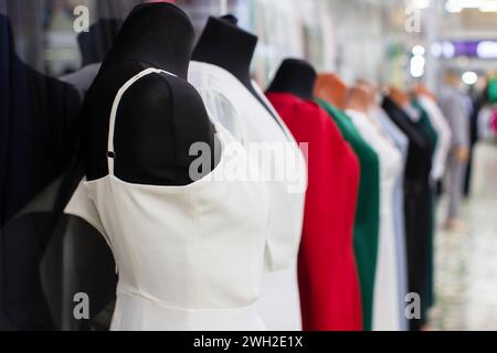 Abito da donna su un manichino nero in vendita. Foto Stock