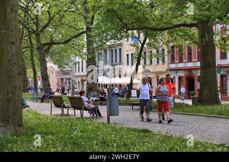 DRESDA, GERMANIA - 10 MAGGIO 2018: La gente cammina lungo la strada principale Hauptstrasse nel quartiere Neustadt di Dresda, la dodicesima città più grande della Germania. Foto Stock