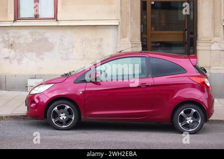 STOCCOLMA, SVEZIA - 24 AGOSTO 2018: Mini berlina Ford Ka parcheggiata a Stoccolma, Svezia. In Svezia sono immatricolate 4.8 milioni di autovetture Foto Stock