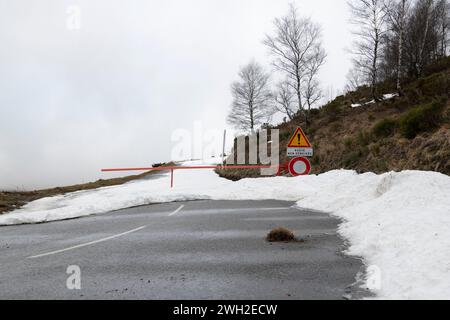 31 gennaio 2024, Ascou, Pirenei, Francia. Strada chiusa con cartello francese "Route non déneigée" che significa strada non arata Foto Stock