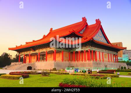 TAIPEI, TAIWAN - 3 DICEMBRE 2018: Le persone visitano l'NTCH Arts Plaza (sala concerti nazionale) a Taipei, Taiwan. Taipei è la capitale di Taiwan con p Foto Stock