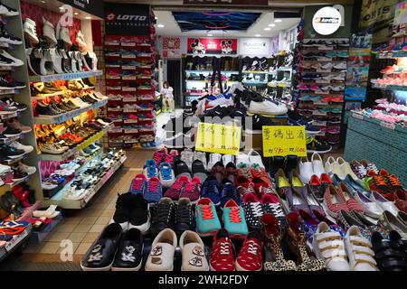 TAIPEI, TAIWAN - 4 DICEMBRE 2018: Negozio di scarpe specializzato in sneakers al mercato notturno di Raohe nella città di Taipei, Taiwan. Foto Stock