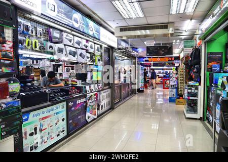 TAIPEI, TAIWAN - 4 DICEMBRE 2018: Le persone visitano i negozi di parti di ricambio per PC al mercato dei computer di Guanghua Digital Plaza a Taipei. Guanghua Digital Plaza è l'hea Foto Stock