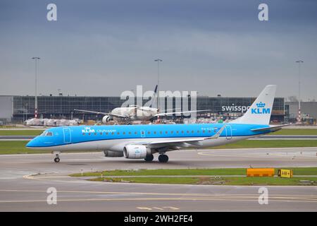 AMSTERDAM, PAESI BASSI - 6 DICEMBRE 2018: KLM Embraer E190 presso l'aeroporto Schiphol di Amsterdam. Schiphol è il dodicesimo aeroporto più trafficato del mondo con m Foto Stock