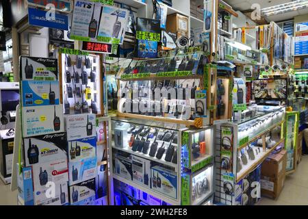 TAIPEI, TAIWAN - 4 DICEMBRE 2018: Negozio specializzato di walkie-talkie presso il mercato dei computer di Guanghua Digital Plaza a Taipei. Guanghua Digital Plaza è la h Foto Stock