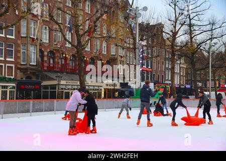 AMSTERDAM, PAESI BASSI - 6 DICEMBRE 2017: Le persone si divertono sulla pista di pattinaggio su ghiaccio in Piazza Rembrandt ad Amsterdam, Paesi Bassi. Amsterdam è la capitale c Foto Stock