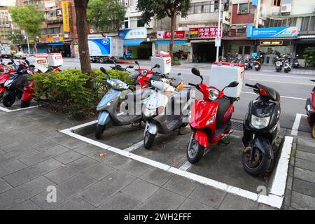 TAIPEI, TAIWAN - 4 DICEMBRE 2018: Parcheggio scooter nel quartiere Zhongshan di Taipei, Taiwan. Taipei è la capitale di Taiwan con una popolazione di 8 abitanti. Foto Stock