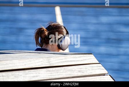 Dundee, Tayside, Scozia, Regno Unito. 7 febbraio 2024. Meteo nel Regno Unito: Tayside sta attualmente vivendo il freddo sole invernale, con temperature che raggiungono gli 8°C.. Questa mattina, sia la gente del posto che i turisti sono fuori per godersi il sole di febbraio lungo il lungomare di Dundee. Crediti: Dundee Photographics/Alamy Live News Foto Stock