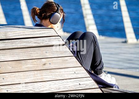 Dundee, Tayside, Scozia, Regno Unito. 7 febbraio 2024. Meteo nel Regno Unito: Tayside sta attualmente vivendo il freddo sole invernale, con temperature che raggiungono gli 8°C.. Questa mattina, sia la gente del posto che i turisti sono fuori per godersi il sole di febbraio lungo il lungomare di Dundee. Crediti: Dundee Photographics/Alamy Live News Foto Stock