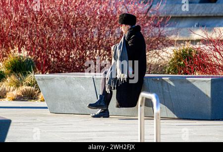 Dundee, Tayside, Scozia, Regno Unito. 7 febbraio 2024. Meteo nel Regno Unito: Tayside sta attualmente vivendo il freddo sole invernale, con temperature che raggiungono gli 8°C.. Questa mattina, sia la gente del posto che i turisti sono fuori per godersi il sole di febbraio lungo il lungomare di Dundee. Crediti: Dundee Photographics/Alamy Live News Foto Stock