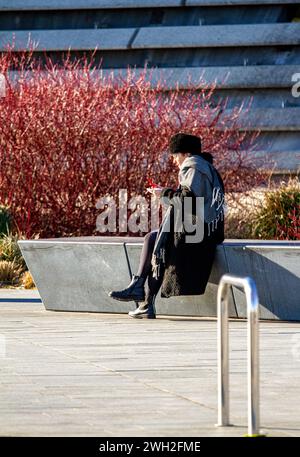 Dundee, Tayside, Scozia, Regno Unito. 7 febbraio 2024. Meteo nel Regno Unito: Tayside sta attualmente vivendo il freddo sole invernale, con temperature che raggiungono gli 8°C.. Questa mattina, sia la gente del posto che i turisti sono fuori per godersi il sole di febbraio lungo il lungomare di Dundee. Crediti: Dundee Photographics/Alamy Live News Foto Stock