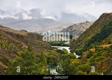 Paesaggio della nuova Zelanda. Gola del fiume Kawarau. La regione di Otago nell'Isola del Sud. Giorno di pioggia. Foto Stock