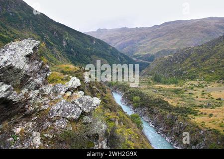 Paesaggio della nuova Zelanda. Gola del fiume Kawarau. La regione di Otago nell'Isola del Sud. Giorno di pioggia. Foto Stock