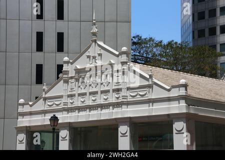 SINGAPORE, SINGAPORE - 2 FEBBRAIO 2009: Stazione dei mezzi pubblici MRT nel Raffles Place Park nel quartiere centrale di Singapore. Foto Stock