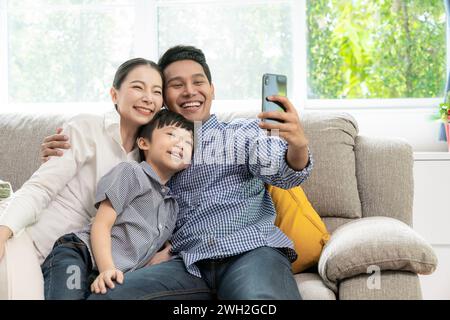 una famiglia felice si faccia un selfie a casa Foto Stock