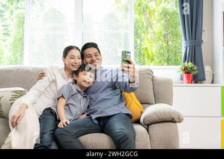 una famiglia felice si faccia un selfie a casa Foto Stock