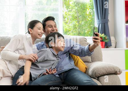 una famiglia felice si faccia un selfie a casa Foto Stock