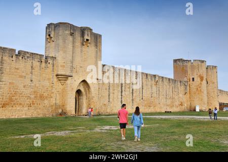 AIGUES-MORTES, FRANCIA - 1 OTTOBRE 2021: Le persone visitano le mura della città nella città medievale di Aigues-Mortes nella regione francese dell'Occitania. Foto Stock