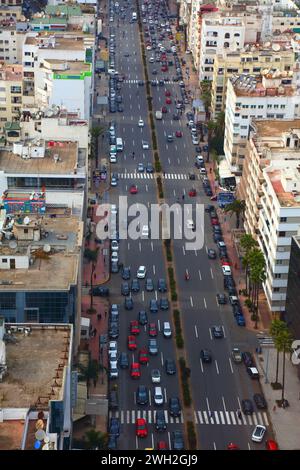 CASABLANCA, MAROCCO - 22 FEBBRAIO 2022: Traffico intenso di ore di punta su Boulevard Mohamed Zerktouni nel centro di Casablanca, Marocco. Casablanca è il lar Foto Stock