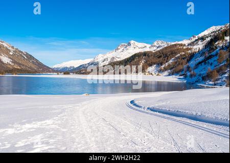 Engadina, Svizzera, il lago di Sils Maria, il paese di Isola e il paesaggio innevato. Foto Stock