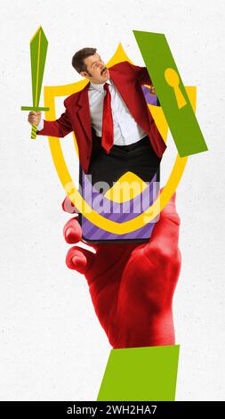 Collage d'arte contemporanea. Mano che tiene lo smartphone con l'uomo in una giacca rossa che regge la spada e le icone dello scudo intorno a lui. Foto Stock