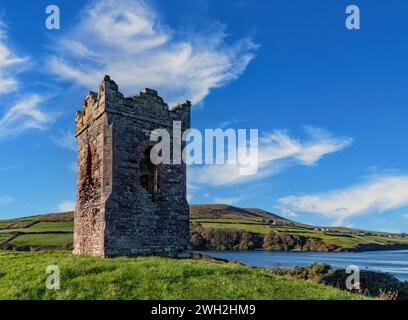Affacciato sul porto di Dingle a Blackpoint nella contea di Kerry, in Irlanda si trova la vecchia Lough Tower, meglio conosciuta come Hussey's Folly. Foto Stock