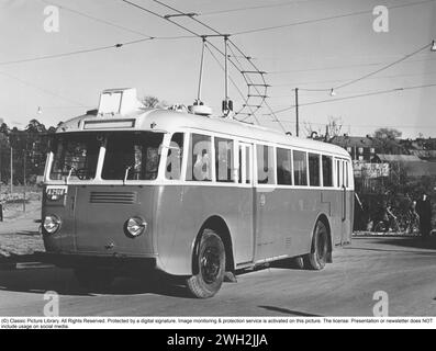 Autobus elettrico negli anni '1940 Un tram era un autobus alimentato da elettricità proveniente da una catenaria sopra l'autobus. Ogni volta che il bus deviava troppo dal percorso sotto l'alimentazione elettrica, il contatto si è perso e il conducente ha dovuto ricollegare i collegamenti per continuare a guidare. L'autobus è contrassegnato con SS che significa AB Stockholms Spårvägar Svezia 1940s Foto Stock