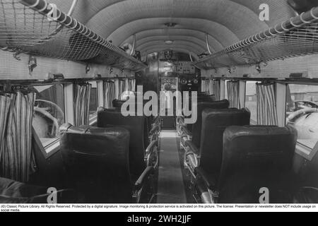 Interni degli aerei degli anni '1930 Interno di un aereo Junkers Ju 52 con cabina e sedili, senza passeggeri, 1935 Foto Stock