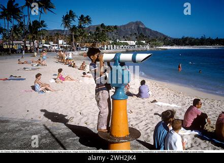 Honolulu Hawaii USA. Una giornata di sole in spiaggia con persone sulla sabbia con vista sulla costa e sulle montagne. 1959. Anders Svahn rif. SVA9 Foto Stock