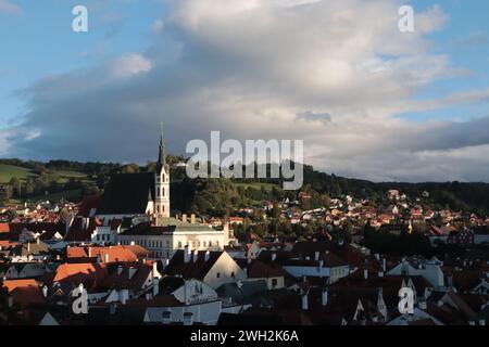 Vista della città di Cesky Krumlov al tramonto, patrimonio dell'umanità dell'UNESCO nella Boemia meridionale, Cechia (formalmente Repubblica Ceca) Foto Stock