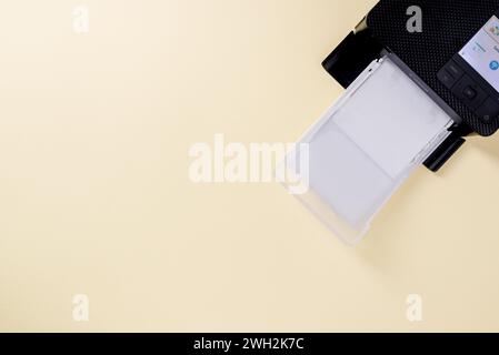 Antalya, Turchia - 31 gennaio 2024: Stampante fotografica mobile Canon Selphy CP1500 su sfondo giallo Foto Stock