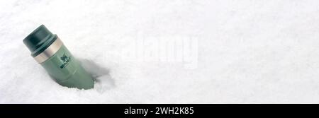 Antalya, Turchia - 31 gennaio 2024: Tazza Stanley Action Trigger thermos in piedi sulla neve in inverno Foto Stock
