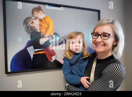 Naimh Whysall, tre anni, con sua madre Kasia al lancio della mostra fotografica i Am Number 17 di Julien Behal al CHQ di Dublino per il gruppo rare Diseases Ireland Campaign. Data foto: Mercoledì 7 febbraio 2024. Foto Stock
