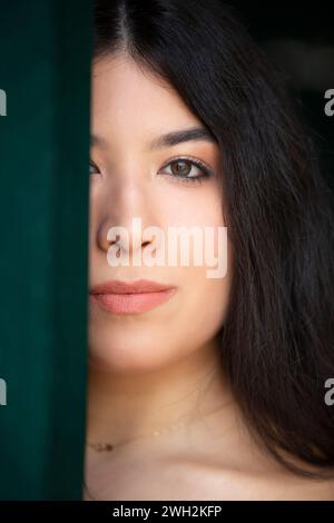 Primo piano del volto di una bella giovane donna che guarda la fotocamera Foto Stock