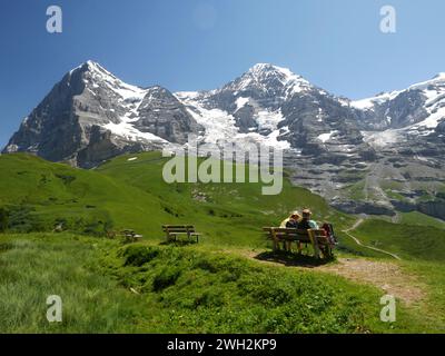 I monti Eiger e Monch dominano questa vista del sentiero che va da Kleine Scheidegg a Wengen, Oberland Bernese, Svizzera. Foto Stock