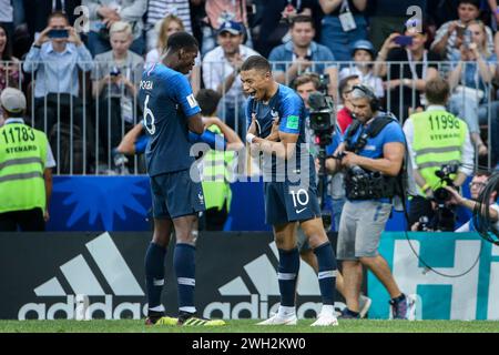 Mosca, Russia. 15 luglio 2018. Paul Pogba di Francia (L) e Kylian Mbappe di Francia (R) festeggiano dopo aver segnato un gol durante la finale della Coppa del mondo FIFA 2018 tra Francia e Croazia allo stadio Luzhniki. Punteggio finale: Francia 4:2 Croazia. (Foto di Grzegorz Wajda/SOPA Images/Sipa USA) credito: SIPA USA/Alamy Live News Foto Stock