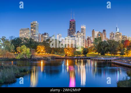 Chicago, Illinois, Stati Uniti, skyline del centro cittadino da Lincoln Park di notte. Foto Stock