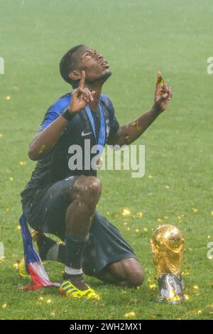 Mosca, Russia. 15 luglio 2018. Paul Pogba di Francia festeggia con il trofeo durante la finale della Coppa del mondo FIFA 2018 tra Francia e Croazia allo stadio Luzhniki. Punteggio finale: Francia 4:2 Croazia. Credito: SOPA Images Limited/Alamy Live News Foto Stock